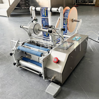Petite machine à étiqueter des autocollants de table 100W semi-automatique précise