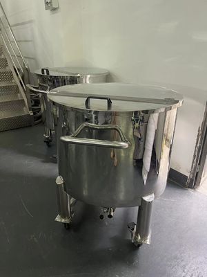 Réservoir sanitaire de l'usine de traitement de l'eau RO Réservoir de stockage à demi-couvercle en acier inoxydable