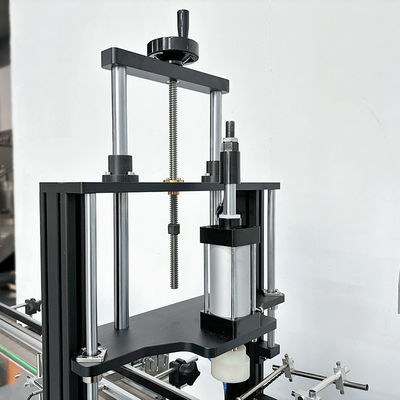 Équipement automatique de fermeture de bouteille